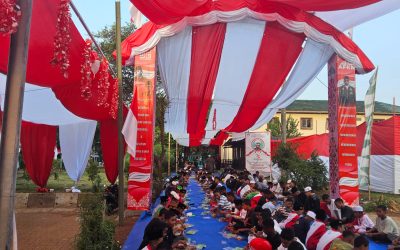 Potret: Santri Nuu Waar Makan Siang Bersama Hari Kemerdekaan