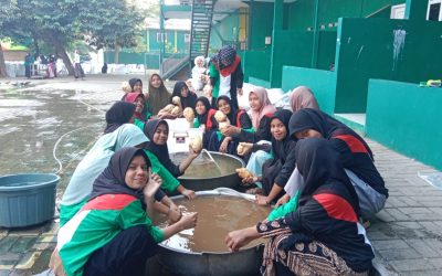 Santriwati Nuu Waar Bersihkan dan Kemas Ubi untuk Palestina