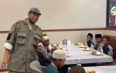 Momen Kiai Fadzlan Ajak Santri dan Mualaf Makan Bersama di RM Padang