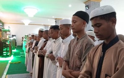 Santri dan Guru Nuu Waar Gelar Shalat Ghaib untuk Doakan Donatur yang Wafat