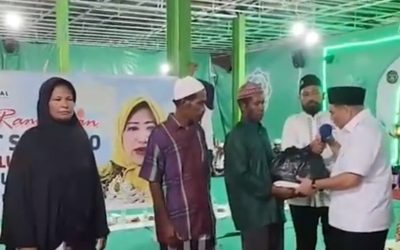 Ramadhan 1446 H, Bupati Fakfak Serahkan Bantuan 750 Paket Sembako AFKN di Teluk Patipi
