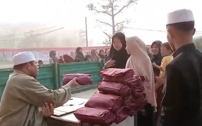 KH Fadzlan Garamatan Bagikan Paket Mukena dan Sajadah kepada Ibu-Ibu Majelis Taklim